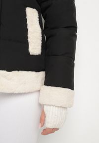 Born2be - Czarna Pikowana Kurtka o Prostym Kroju z Kapturem Obszyta Ozdobnym Futerkiem Ettelinea. Okazja: na co dzień. Typ kołnierza: kaptur. Kolor: czarny. Materiał: futro. Styl: casual #4