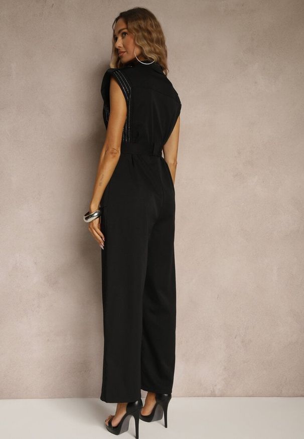 Renee - Czarny Kombinezon Taliowany Ozdobiony Cyrkoniami i Guzikami Lumevarae. Okazja: na co dzień. Kolor: czarny. Wzór: aplikacja. Styl: casual