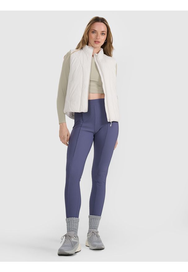 4f - 4F Bezrękawnik puchowy z wypełnieniem syntetycznym damski - szary L. Okazja: na co dzień. Typ kołnierza: kołnierzyk stójkowy. Kolor: szary. Materiał: puch, syntetyk. Długość rękawa: bez rękawów. Długość: krótkie. Styl: casual, klasyczny, sportowy