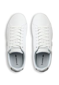 Sneakersy męskie białe Lacoste Carnaby BL21 SMA WHT. Kolor: biały. Materiał: dzianina. Sezon: lato. Sport: bieganie