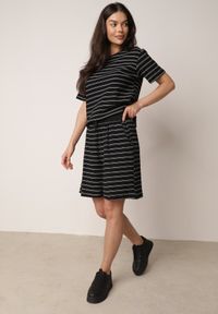 Born2be - Czarne Bawełniane Szorty w Paski z Wysokim Stanem w Stylu Casual Naunea. Okazja: na co dzień. Stan: podwyższony. Kolor: czarny. Materiał: bawełna. Długość: długie. Wzór: paski. Sezon: lato. Styl: casual #4