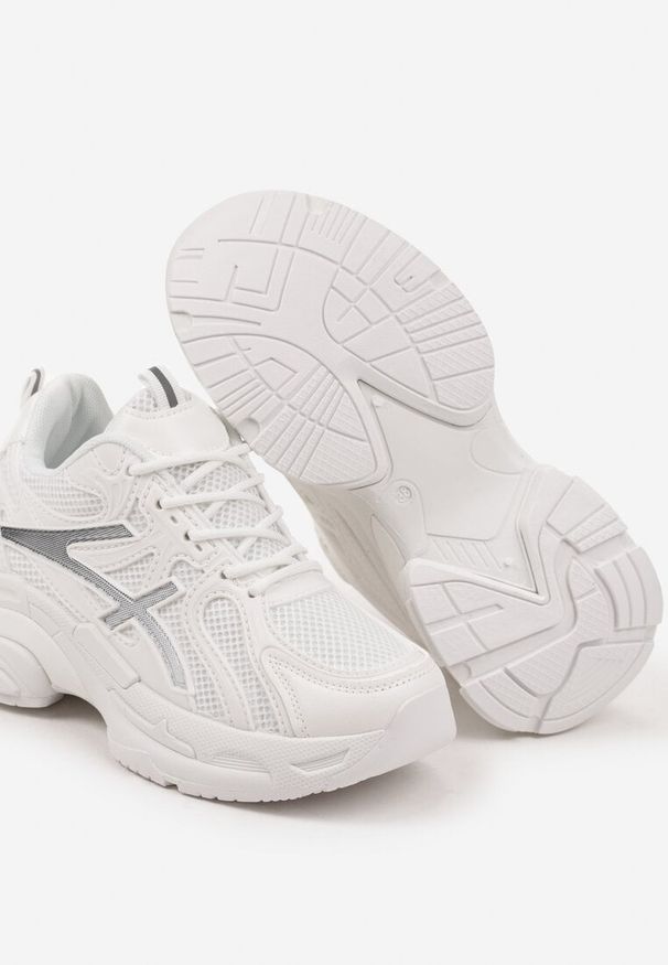 Born2be - Białe Sneakersy na Grubej Podeszwie Ozdobione Tłoczeniem Camilra. Okazja: na co dzień. Kolor: biały. Materiał: jeans. Wzór: aplikacja. Sezon: lato, wiosna