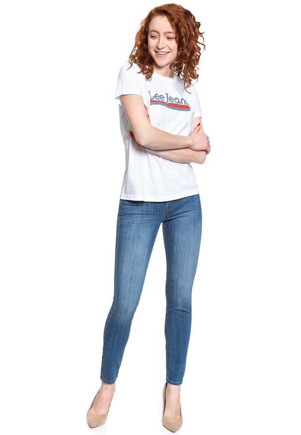 Lee - LEE T SHIRT DAMSKI CREW NECK TEE BRIGHT WHITE L41LETLJ 112109060. Okazja: na uczelnię. Materiał: denim, jeans, materiał, bawełna. Długość rękawa: krótki rękaw. Długość: krótkie. Wzór: kolorowy, napisy, nadruk. Sezon: lato. Styl: sportowy, klasyczny
