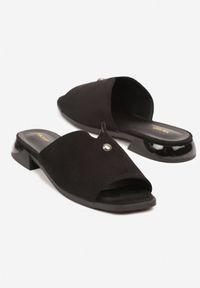 Born2be - Czarne Klapki Vices z Ozdobnym Wycięciem i Aplikacją Tiladea. Okazja: na co dzień. Kolor: czarny. Wzór: aplikacja. Styl: elegancki, casual