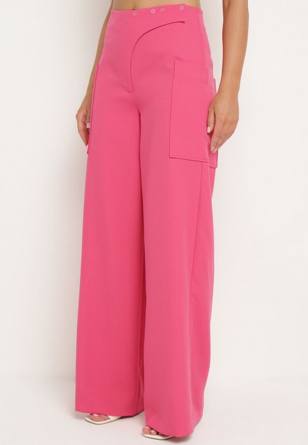 Born2be - Fuksjowe Szerokie Spodnie z Wysokim Stanem z Guzikami i Suwakiem Nestaviana. Stan: podwyższony. Kolor: różowy. Długość: długie. Wzór: aplikacja. Styl: elegancki