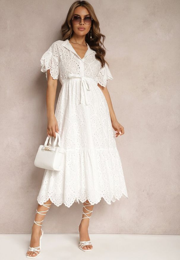 Renee - Biała Bawełniana Sukienka o Rozkloszowanym Kroju z Haftem z Guzikami i Gumką w Pasie Lovarae. Kolor: biały. Materiał: bawełna. Długość rękawa: krótki rękaw. Wzór: haft. Typ sukienki: rozkloszowane. Styl: elegancki