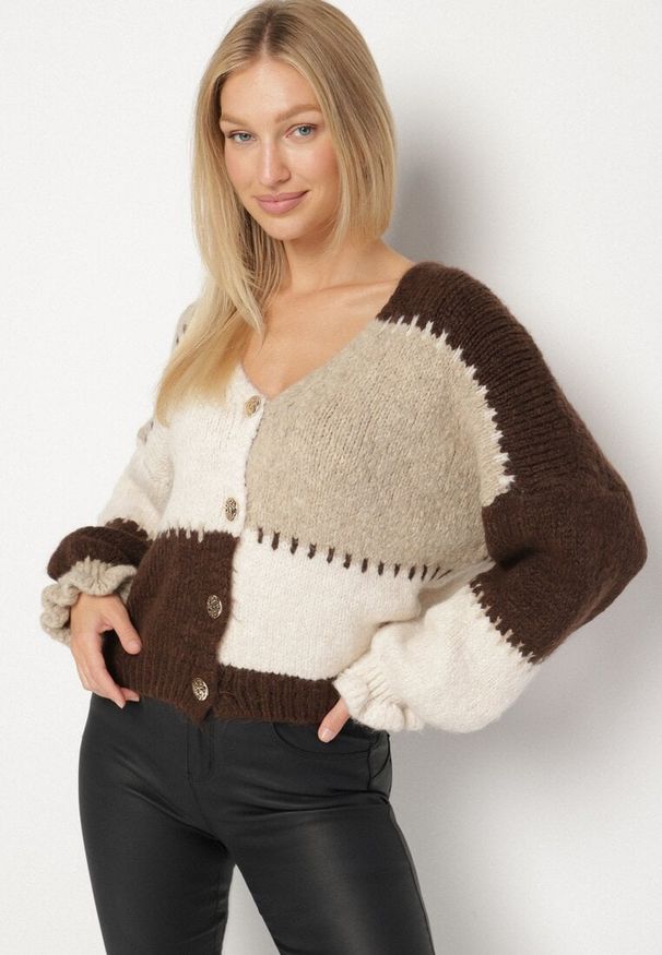 Born2be - Brązowy Patchworkowy Kardigan Oversize na Guziki z Falbanką na Rękawach i Wełną Atevita. Okazja: na co dzień. Kolor: brązowy. Materiał: wełna. Długość: długie. Wzór: aplikacja. Sezon: zima. Styl: klasyczny, casual