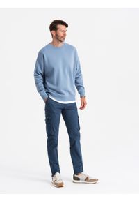 Ombre Clothing - Spodnie męskie cargo STRAIGHT LEG z trójkątnym pinem na kieszeni – ciemnoniebieskie V4 OM-PACG-0196 - XXL. Okazja: na co dzień. Kolor: niebieski. Materiał: elastan, materiał, bawełna. Wzór: gładki. Styl: casual, elegancki #8