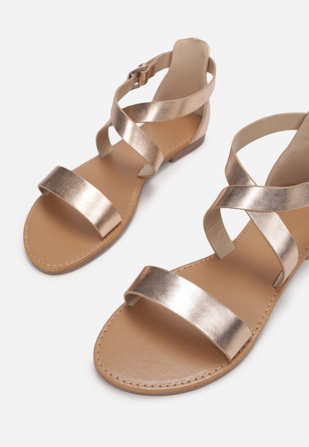 Born2be - Szampańskie Sandały Pasistae. Zapięcie: pasek. Kolor: złoty. Obcas: na płaskiej podeszwie. Styl: elegancki