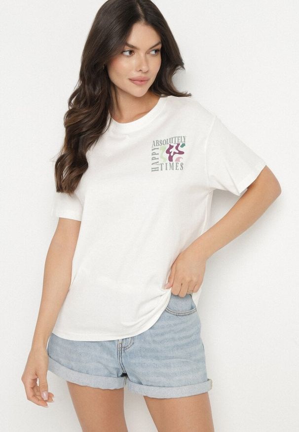 Born2be - Biały Bawełniany T-shirt Oversize Fillaria. Okazja: na co dzień. Kolor: biały. Materiał: bawełna. Wzór: aplikacja. Styl: klasyczny, casual