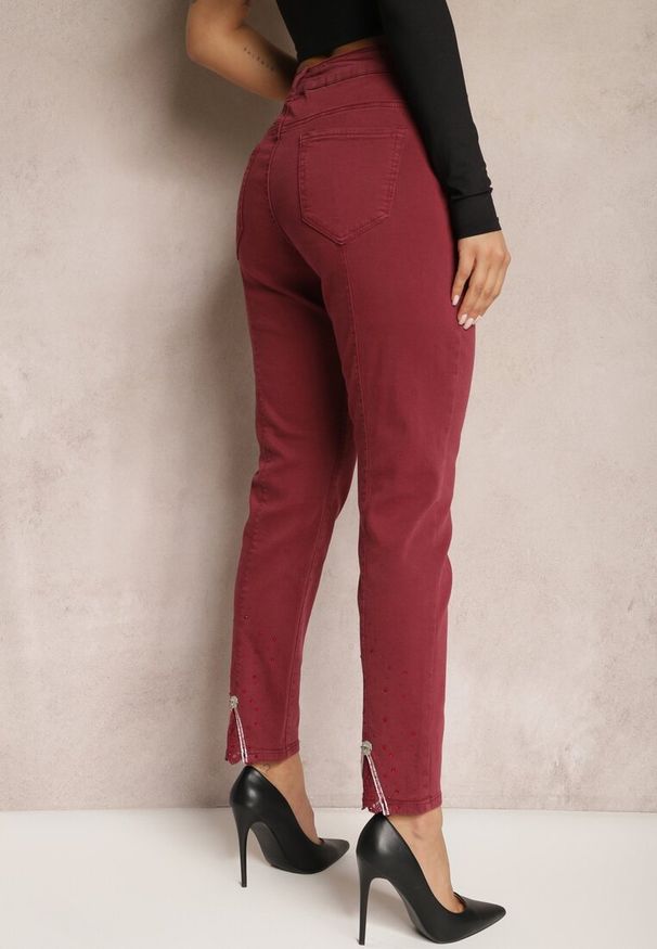 Renee - Bordowe Spodnie o Dopasowanym Fasonie z Elastycznej Bawełny Dillow. Okazja: do pracy. Kolor: czerwony. Materiał: bawełna. Styl: elegancki