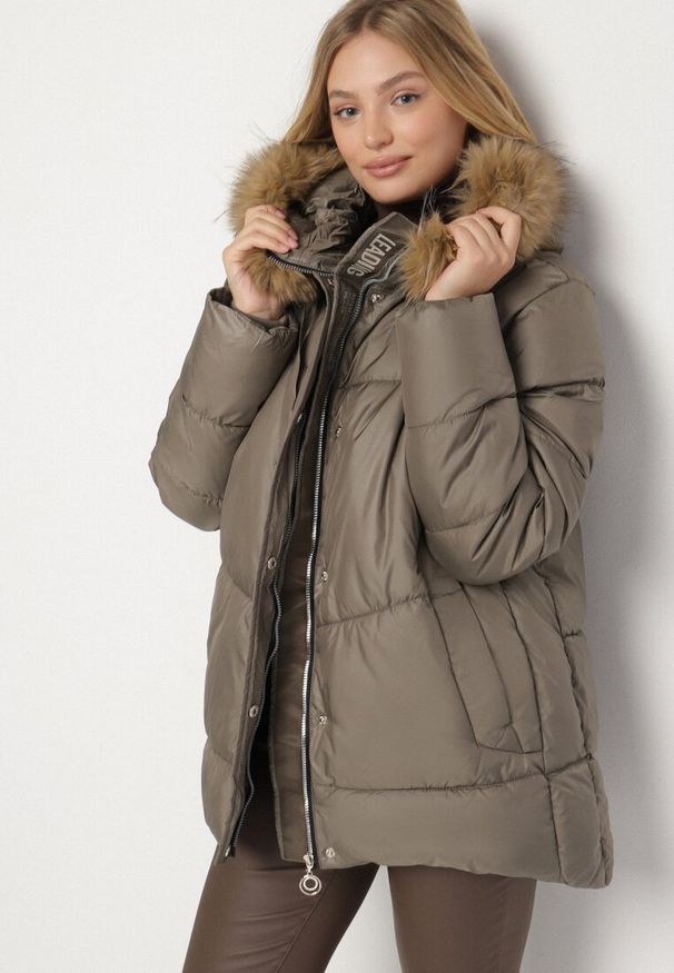 Born2be - Ciemnozielona Kurtka z Pikowanymi Przeszyciami i Kapturem z Futerkiem Anavite. Okazja: na co dzień, na spacer. Kolekcja: plus size. Kolor: zielony. Materiał: futro. Styl: casual
