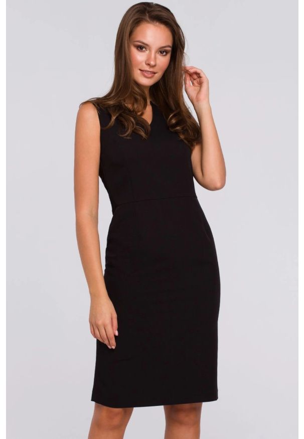 Sukienki.shop - Klasyczna elegancka sukienka midi z dekoltem V czarna. Okazja: na randkę, na imprezę, do pracy. Kolor: czarny. Długość rękawa: bez rękawów. Styl: elegancki, klasyczny. Długość: midi