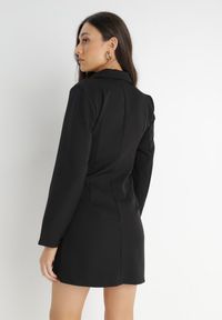 Born2be - Czarna Sukienka Ionitheme. Okazja: do pracy, na spotkanie biznesowe. Typ kołnierza: dekolt w serek. Kolor: czarny. Styl: klasyczny, elegancki, biznesowy #4