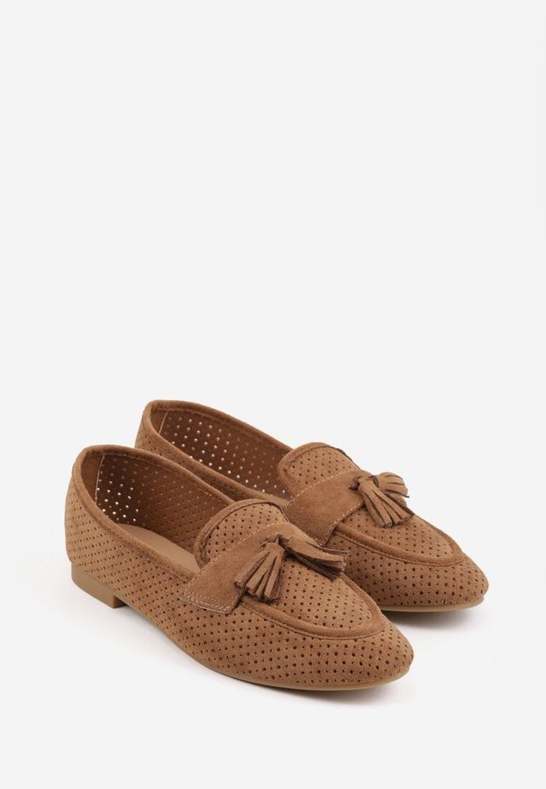 Renee - Jasnobrązowe Perforowane Mokasyny z Imitacji Zamszu Zdobione Frędzlami Vaeliane. Okazja: na co dzień. Kolor: brązowy. Materiał: zamsz. Wzór: aplikacja. Styl: casual, elegancki