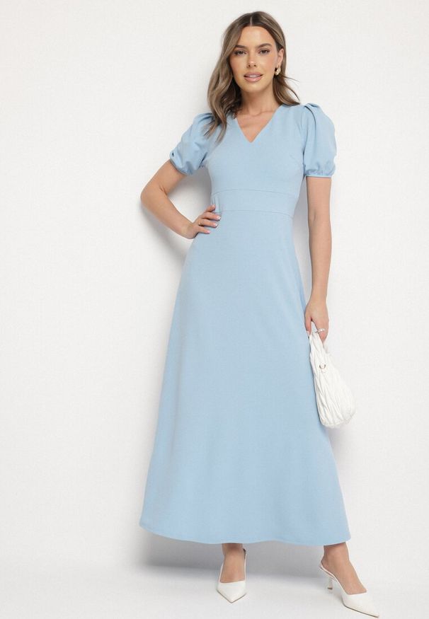 Born2be - Niebieska Sukienka Rozkloszowana z Trójkątnym Dekoltem Efralinae. Okazja: na spacer, na imprezę. Kolor: niebieski. Sezon: lato. Typ sukienki: rozkloszowane. Styl: klasyczny, elegancki