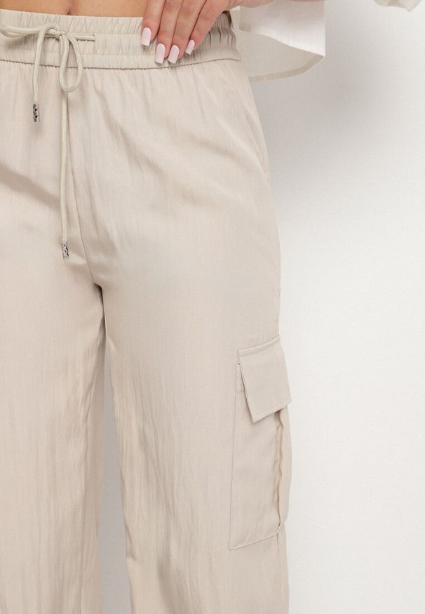 Born2be - Jasnobeżowe Szerokie Spodnie Cargo z Bawełną i Wysokim Stanem Maillira. Okazja: na co dzień. Stan: podwyższony. Kolor: beżowy. Materiał: bawełna. Styl: casual, elegancki