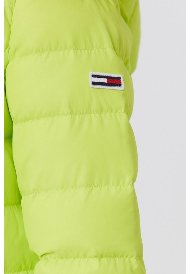 Tommy Jeans Kurtka puchowa damska kolor zielony zimowa. Okazja: na co dzień. Typ kołnierza: kaptur. Kolor: zielony. Materiał: puch. Sezon: zima. Styl: casual