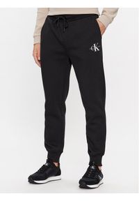 Calvin Klein Jeans Spodnie dresowe Monologo J30J324685 Czarny Regular Fit. Kolor: czarny. Materiał: syntetyk, bawełna