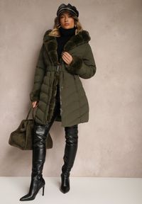 Renee - Ciemnozielona Kurtka z Pikowanymi Przeszyciami Mocno Ocieplana z Paskiem i Odpinanym Futerkiem Hedista. Okazja: na co dzień. Kolor: zielony. Materiał: futro. Styl: casual, elegancki #5