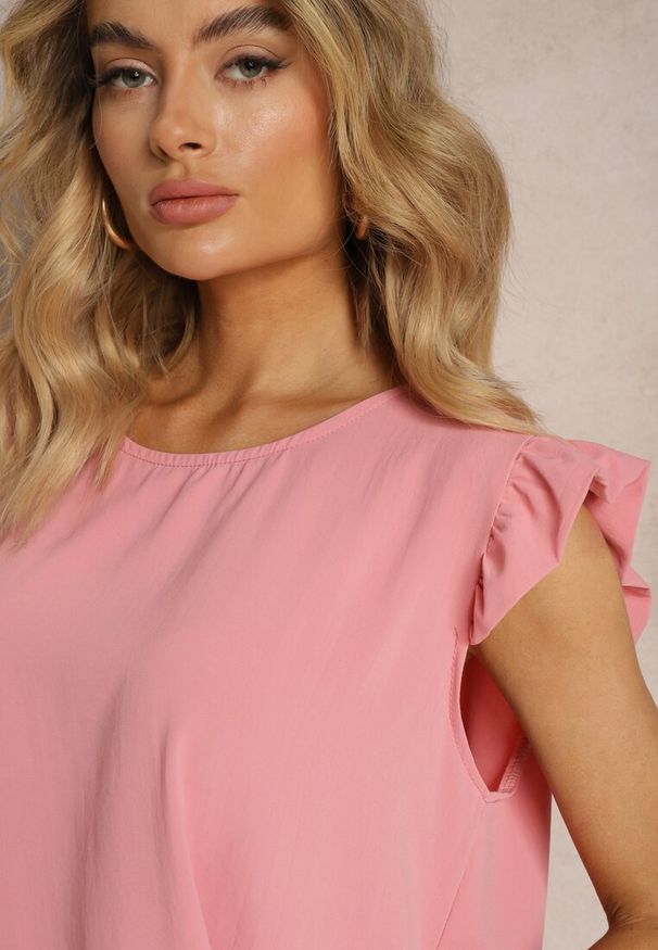 Renee - Różowa Koszulka Top bez Rękawów z Ozdobnymi Falbankami Wiollia. Typ kołnierza: kołnierz z falbankami. Kolor: różowy. Materiał: tkanina. Długość rękawa: bez rękawów. Sezon: lato