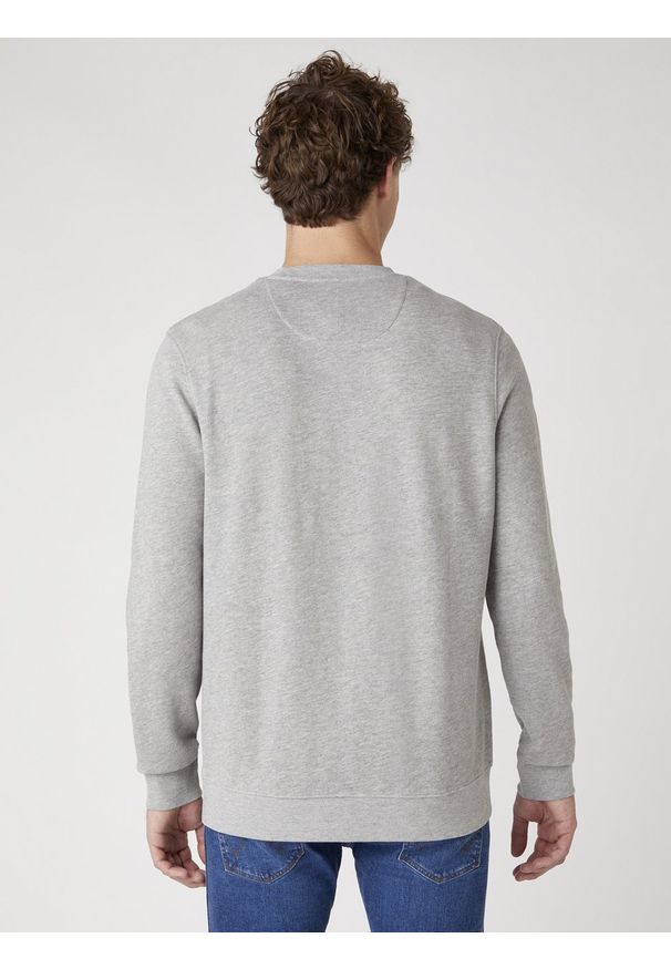 Wrangler - MĘSKA BLUZA WRANGLER GRAPHIC CREW MID GREY MEL W6E2HAX37 112130726. Okazja: na imprezę, na co dzień. Materiał: jeans, bawełna. Wzór: kolorowy, aplikacja, nadruk, napisy. Styl: klasyczny, casual