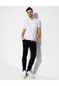 Versace Jeans Couture - VERSACE JEANS COUTURE - Biała koszulka polo z logo. Okazja: na co dzień. Typ kołnierza: polo. Kolor: biały. Materiał: bawełna. Wzór: aplikacja. Styl: casual #2