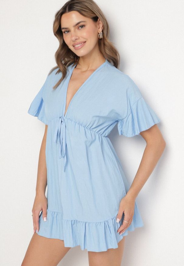 Born2be - Jasnoniebieska Nietoperzowa Sukienka z Wiskozą o Rozkloszowanym Kroju z Falbanką Tullimi. Okazja: na co dzień. Typ kołnierza: dekolt w kształcie V. Kolor: niebieski. Materiał: wiskoza. Styl: casual, elegancki