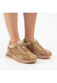 Sneakersy damskie Hispanitas, ze skóry naturalnej z tekstylnymi wstawkami ażurowymi klasyczne sznurowanie i zaokrąglony nosek, beżowe, RHV264741 Bole. Okazja: na co dzień. Zapięcie: sznurówki. Kolor: beżowy. Materiał: skóra. Szerokość cholewki: normalna. Wzór: ażurowy. Sezon: lato. Styl: klasyczny #1