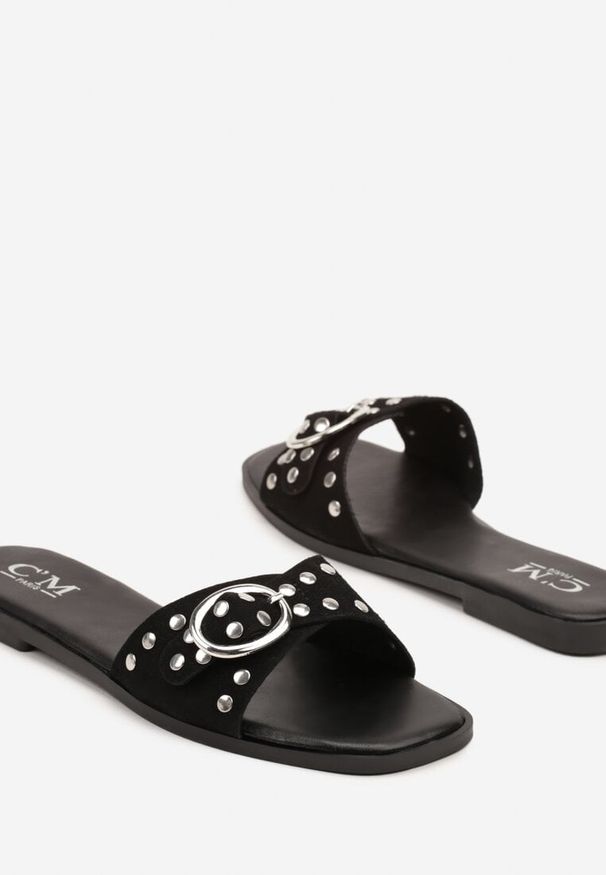 Born2be - Czarne Klapki Ozdobione Nitami i Klamrami Elritin. Okazja: na co dzień. Kolor: czarny. Wzór: aplikacja. Styl: casual, klasyczny, elegancki