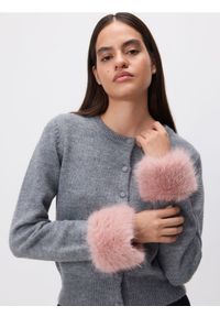 Reserved - Kardigan z futrzanymi mankietami - szary. Kolor: szary. Materiał: futro #1