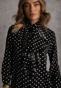 Renee - Czarna Falbaniasta Koszula z Wiskozy w Kropki ze Stójką Aegista. Typ kołnierza: kołnierzyk stójkowy. Kolor: czarny. Materiał: wiskoza. Wzór: kropki #4
