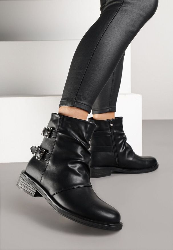 Renee - Czarne Botki Typu Biker Boots ze Sprzączkami Tulianelle. Okazja: na co dzień. Zapięcie: sprzączka. Kolor: czarny. Materiał: jeans, skóra. Wzór: aplikacja. Styl: casual