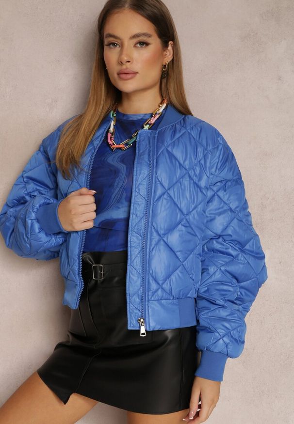 Renee - Niebieska Kurtka Bomberka Pikowana Yeva. Kolor: niebieski. Materiał: jeans, skóra, prążkowany