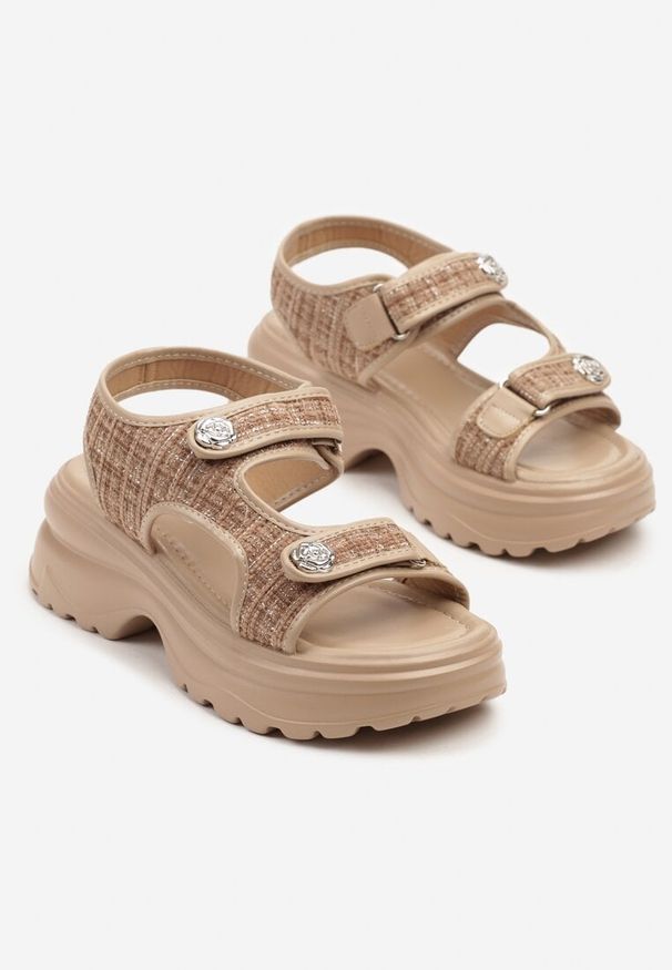 Born2be - Ciemnobeżowe Sandały na Platformie z Tweedowymi Zdobieniami Setinalia. Okazja: na co dzień. Zapięcie: rzepy. Kolor: beżowy. Materiał: jeans. Wzór: aplikacja. Obcas: na platformie. Styl: elegancki, casual