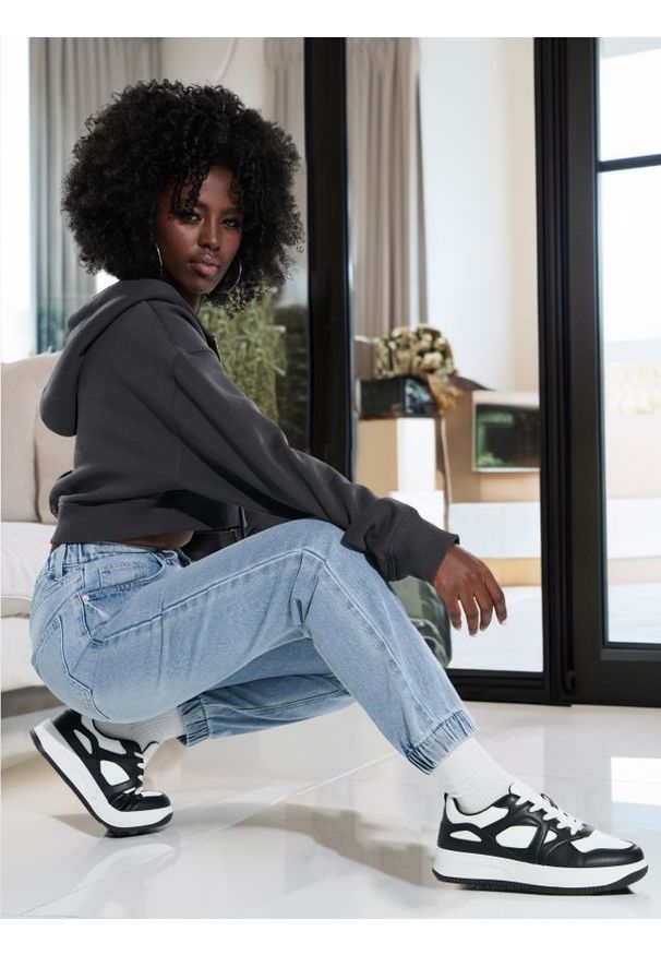 Sinsay - Jeansy jogger - niebieski. Kolor: niebieski. Materiał: jeans