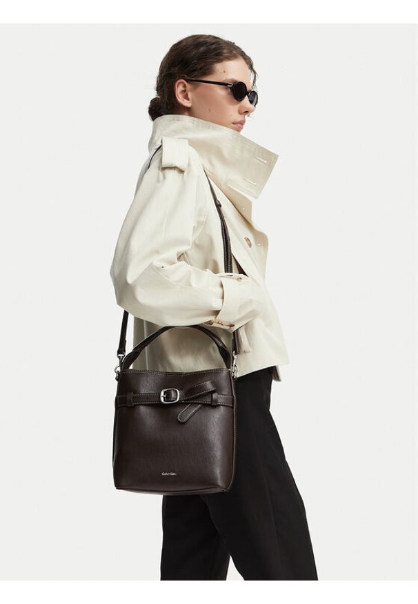 Calvin Klein Torebka Buckle Mini Bucket Crossbody LV04F3550G Brązowy. Kolor: brązowy. Materiał: skórzane