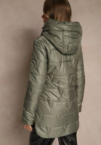 Renee - Zielona Przejściowa Kurtka z Pikowanymi Przeszyciami Kapturem i Suwakami Taranessa. Okazja: na imprezę, na co dzień. Kolor: zielony. Materiał: dzianina, jeans. Styl: elegancki, casual, klasyczny #3