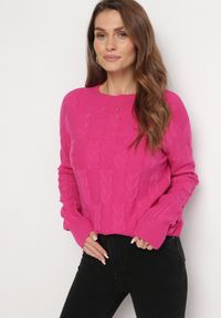Born2be - Fuksjowy Sweter o Warkoczowym Splocie z Okrągłym Dekoltem Selinera. Kolor: różowy. Materiał: dzianina. Wzór: ze splotem. Styl: klasyczny #3