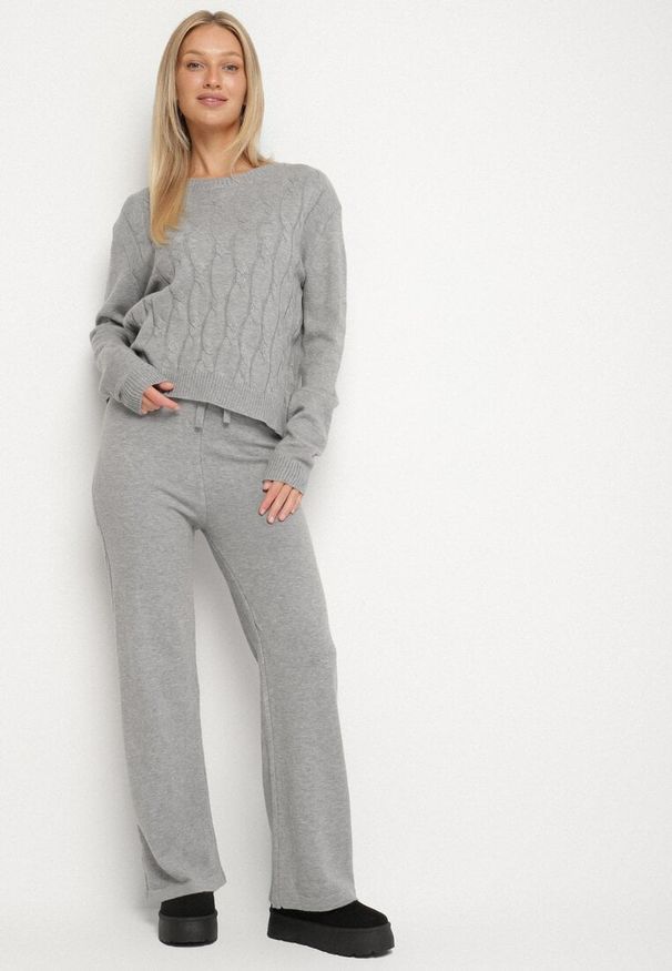 Born2be - Szary Dzianinowy Komplet z Wełną i Bawełną Sweter z Tłoczonym Wzorem i Spodnie Otivra. Kolor: szary. Materiał: dzianina, bawełna, wełna