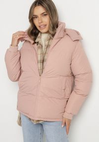 Born2be - Różowa Pudełkowa Kurtka Pikowana z Kapturem Anena. Okazja: na co dzień. Typ kołnierza: kaptur. Kolor: różowy. Materiał: jeans. Styl: klasyczny, casual, elegancki #1