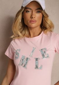 Renee - Jasnoróżowy T-shirt z Bawełny z Napisem Smile Ozdobiony Cyrkoniami Olirella. Okazja: na spacer. Kolor: różowy. Materiał: bawełna. Wzór: aplikacja, napisy. Sezon: lato, wiosna. Styl: elegancki #4