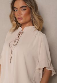 Renee - Beżowa Bluzka z Falbanami i Wiązaniem Fadeassa. Okazja: na co dzień. Kolor: beżowy. Sezon: lato, wiosna. Styl: casual #3