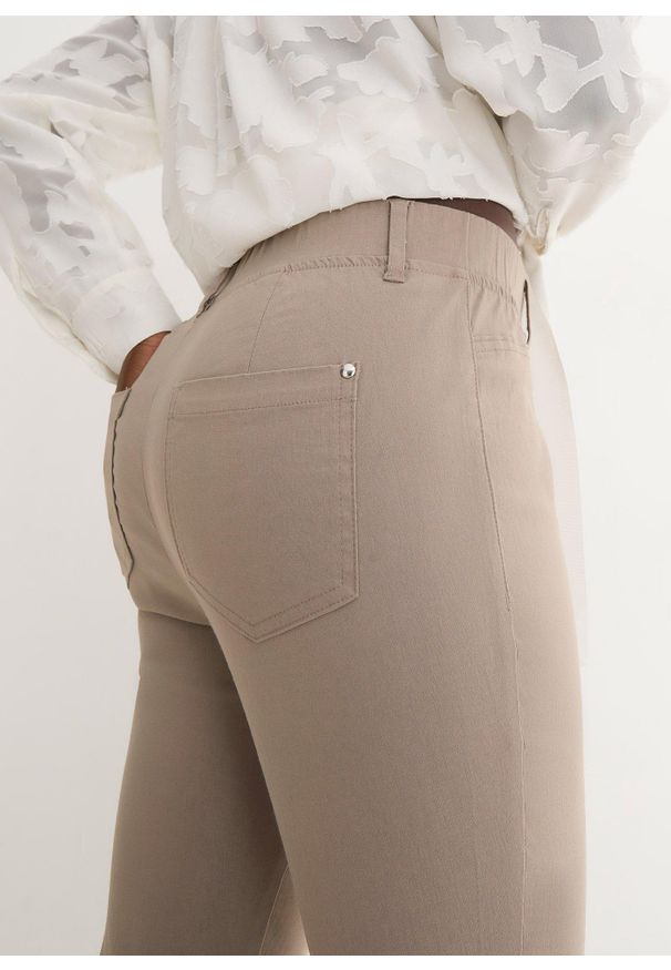 bonprix - Spodnie ze stretchem z gumką w talii. Kolor: brązowy. Styl: klasyczny