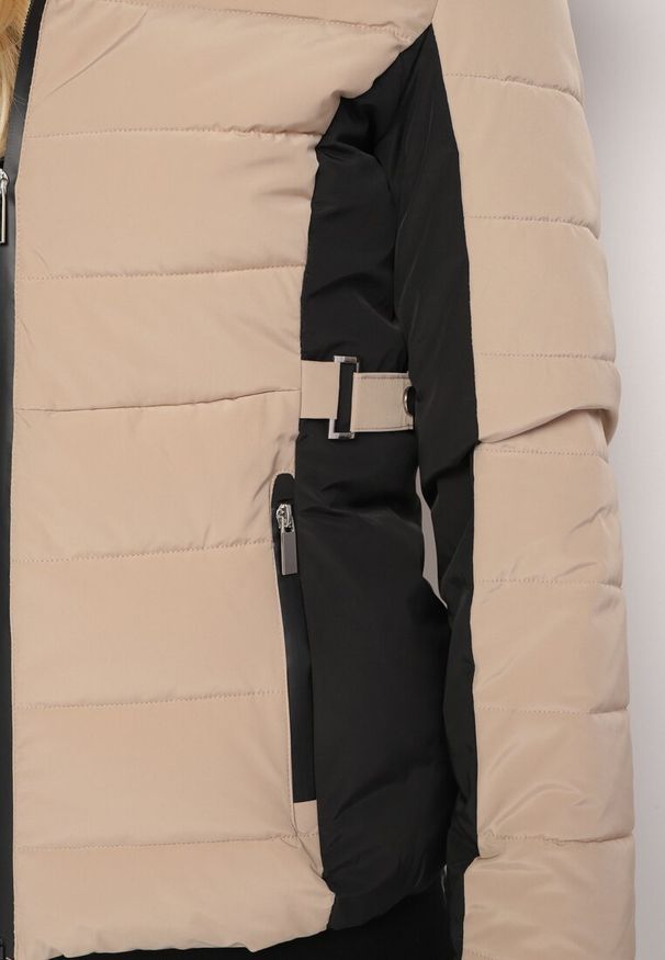 Born2be - Ciemnobeżowa Pikowana Kurtka o Taliowanym Kroju z Kapturem i Futerkiem Saginia. Okazja: na co dzień. Typ kołnierza: kaptur. Kolor: beżowy. Materiał: futro. Długość rękawa: długi rękaw. Długość: długie. Styl: elegancki, casual