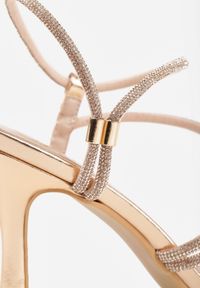 Renee - Szampańskie Cyrkoniowe Sandały na Szpilce w Koktajlowym Stylu Coramere. Kolor: złoty. Materiał: satyna. Obcas: na szpilce. Styl: wizytowy #7