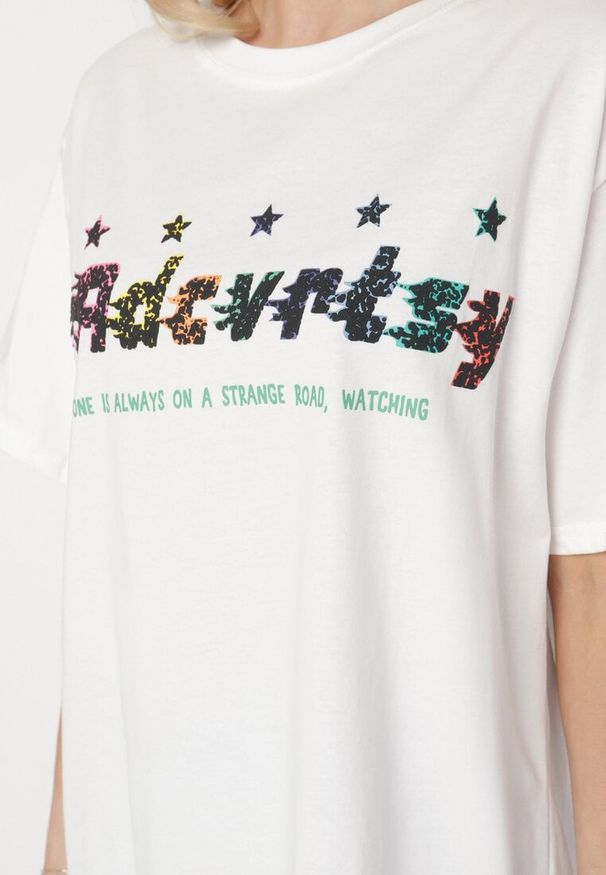 Born2be - Biały Oversizowy T-shirt z Napisem z Przodu i Gwiazdami na Plecach Ilanlith. Okazja: na co dzień. Kolor: biały. Materiał: jeans. Wzór: napisy. Sezon: wiosna. Styl: casual, klasyczny