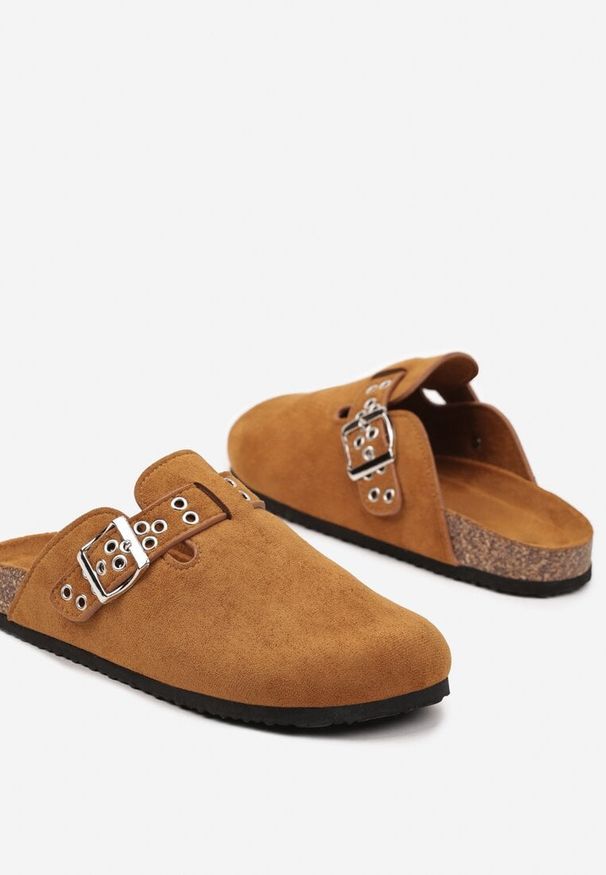 Born2be - Brązowe Klapki Mule w Stylu Chodaków z Klamrą Lanaris. Kolor: brązowy