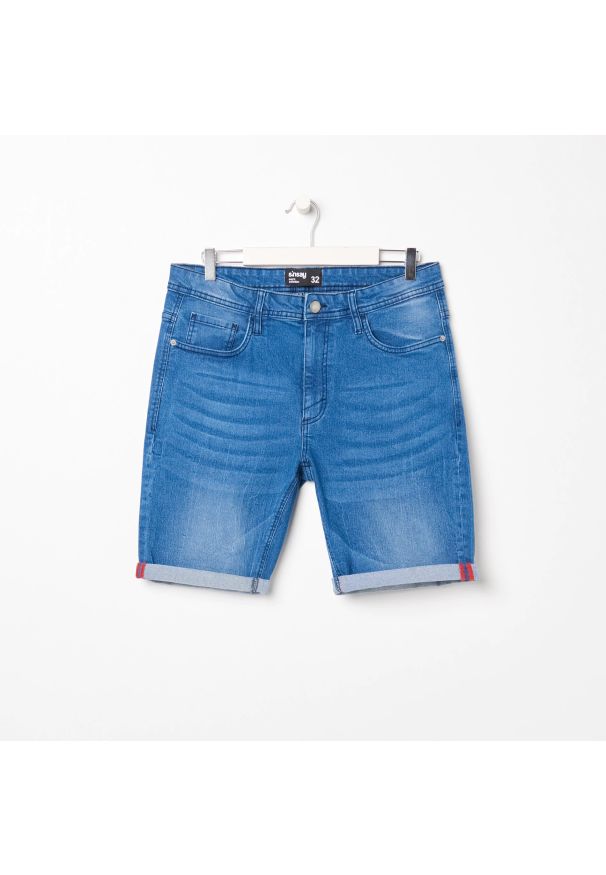 Sinsay - Szorty jeansowe slim fit - Niebieski. Kolor: niebieski. Materiał: jeans