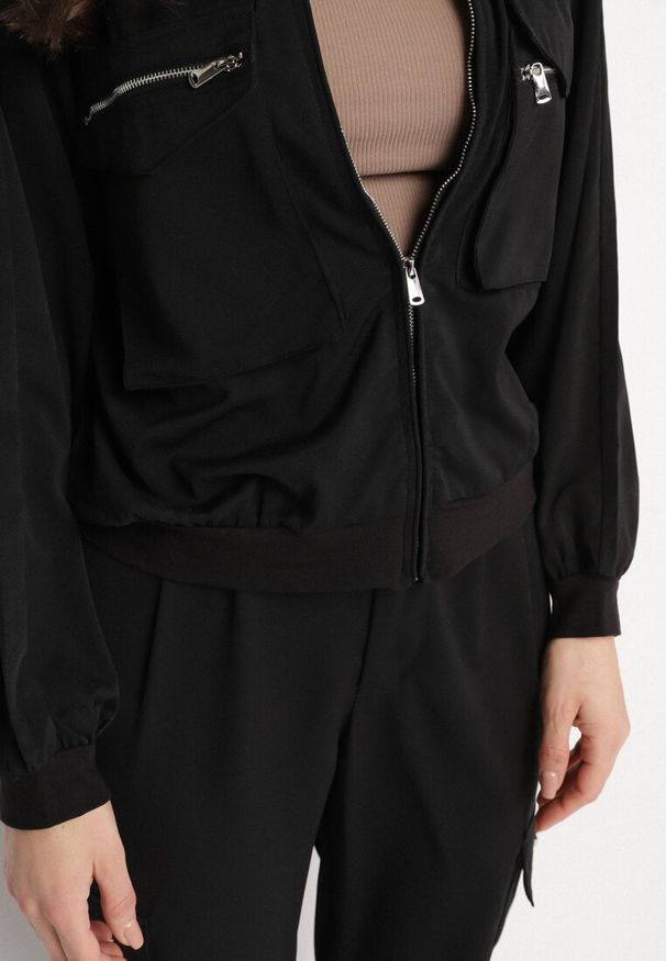 Born2be - Czarny Komplet Dresowy w Stylu Cargo Spodnie i Bluza z Imitacją Kieszeni Ivelhiris. Kolor: czarny. Materiał: dresówka
